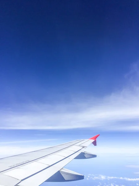 Morgen Blauwe Lucht Met Vleugel Van Een Vliegtuig — Stockfoto