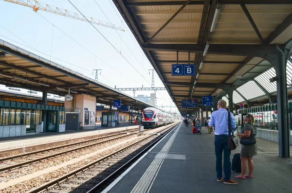 Redaktionell Schweiz Juli 2012 Människor Som Väntar Tåg Station Företag — Stockfoto