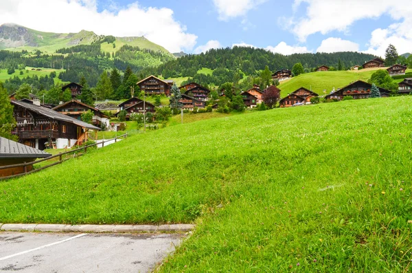 スイスに山を背景にした村 — ストック写真