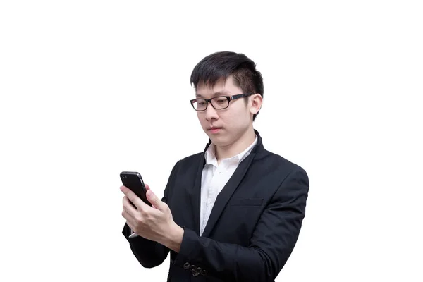 亚洲商人拿着一部手机 在白色背景下微笑着快乐地工作 — 图库照片