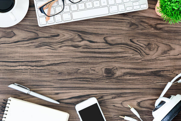 Стол и оборудование для работы и прослушивания музыки с белыми наушниками в верхней части окна и копирования.