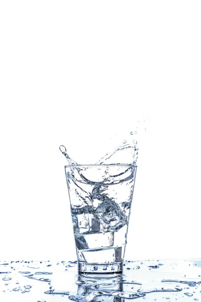 Eistropfen Und Wasserspritzer Glas Mit Reflexion Auf Dem Spiegeltisch Und — Stockfoto