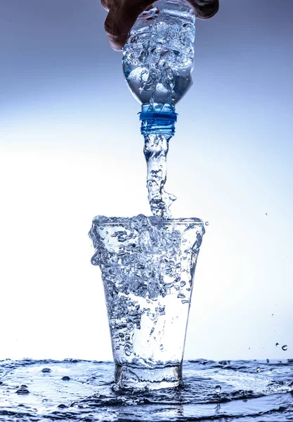 Versare Acqua Spruzzare Nel Bicchiere Con Riflessione Sullo Specchio — Foto Stock