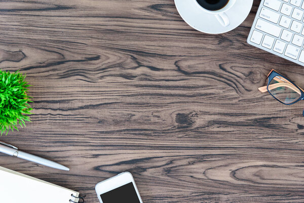 Стол и оборудование для работы и прослушивания музыки с белыми наушниками в верхней части окна и копирования.