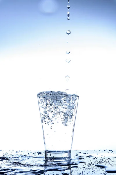 Släppa Och Vatten Stänk Glaset Med Reflektion Spegelbordet Och Isolerad — Stockfoto