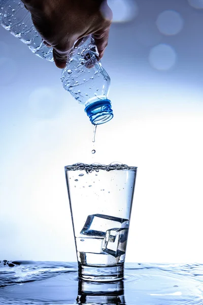 Versare Acqua Spruzzare Nel Bicchiere Con Riflessione Sullo Specchio — Foto Stock