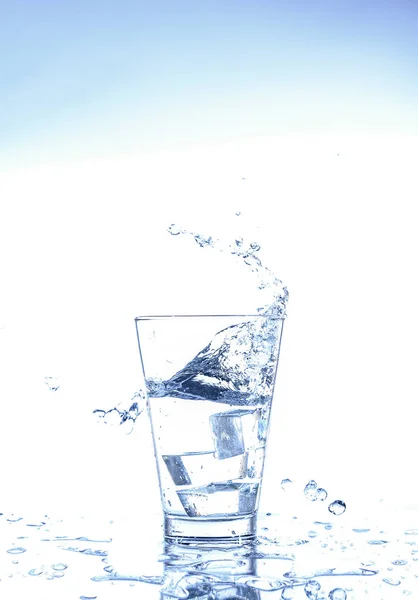 Eistropfen Und Wasserspritzer Glas Mit Reflexion Auf Dem Spiegeltisch Und — Stockfoto