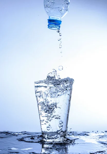 Verter Agua Salpicar Vaso Con Reflexión Espejo —  Fotos de Stock