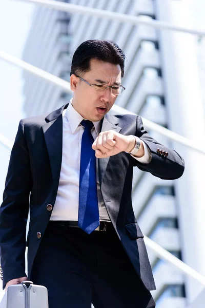 Hombre Negocios Asiático Tiene Sosteniendo Una Bolsa Negra Mirando Reloj — Foto de Stock