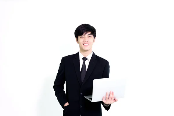 亚洲商界帅哥拿着笔记本电脑与快乐和放松隔离在白色的背景 — 图库照片
