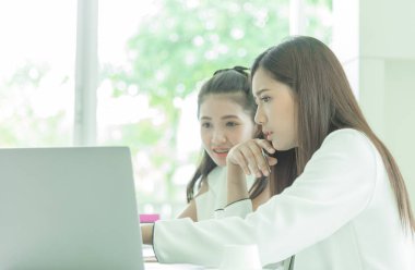 Ofiste ciddi anlamda birlikte çalışan kadınlar..