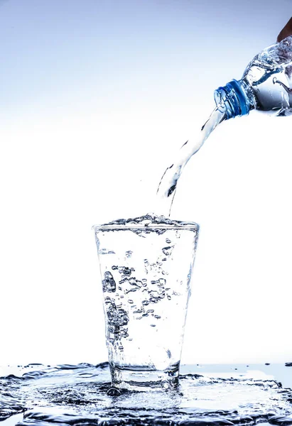 Gießen Wasser Und Spritzen Glas Mit Spiegelreflexion — Stockfoto