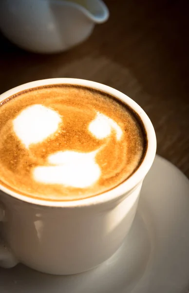 Eine Tasse Kaffee Mit Valentin Milchschaum Auf Dem Weißen Teller — Stockfoto