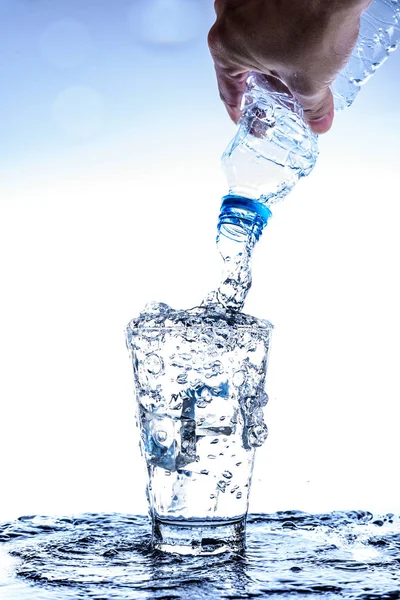 Gießen Wasser Und Spritzen Glas Mit Spiegelreflexion — Stockfoto