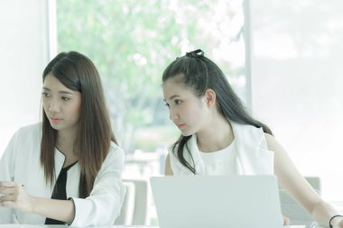 Ofiste ciddi anlamda birlikte çalışan kadınlar..