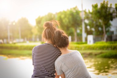 Bahçe parkında ve nehirde gün batımını seyreden bir çift aşık olur..