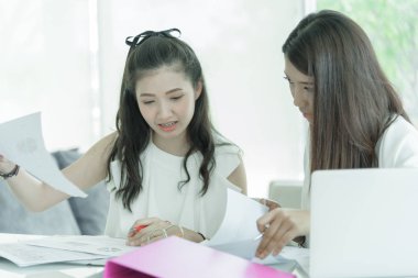 Ofiste ciddi anlamda birlikte çalışan kadınlar..