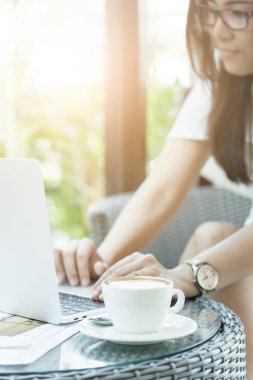 Bir kahve Kupası ve beyaz tabak ayna tablo ve güzel Asya iş kadını ile çalışma ve zaman rahatlatıcı sabah.