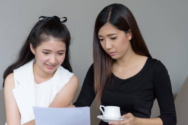 Ofiste ciddi anlamda birlikte çalışan kadınlar..