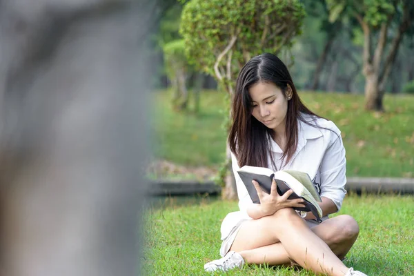 Hermosa Mujer Asiática Leyendo Libro Jardín Con Felicidad Relajarse Noche —  Fotos de Stock