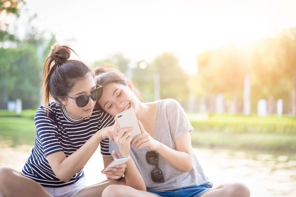 Une Fille Couple Parle Sourit Bonheur Ensemble Coucher Soleil Jardin — Photo