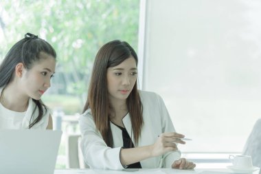 Ofiste ciddi anlamda birlikte çalışan kadınlar..