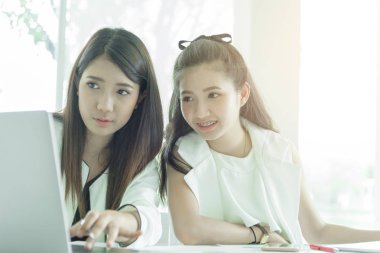 Ofiste ciddi anlamda birlikte çalışan kadınlar..