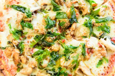 Ahşap masada üst görünümü ile deniz ürünleri fesleğen İtalyan Pizza ve görünüm yakın.