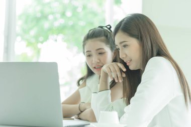 Ofiste ciddi anlamda birlikte çalışan kadınlar..