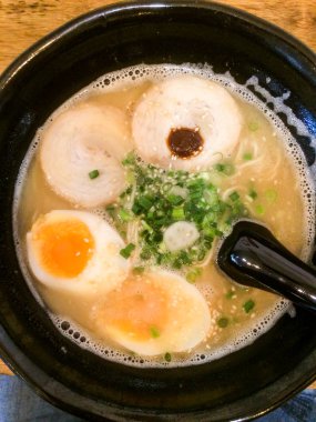 Üst görünümü ile tipik Japon tarzı ramen seti.