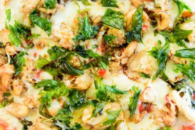 Ahşap masada üst görünümü ile deniz ürünleri fesleğen İtalyan Pizza ve görünüm yakın.