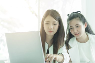 Ofiste ciddi anlamda birlikte çalışan kadınlar..