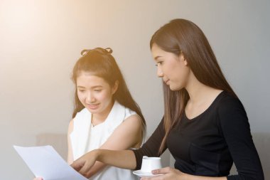 Ofiste ciddi anlamda birlikte çalışan kadınlar..