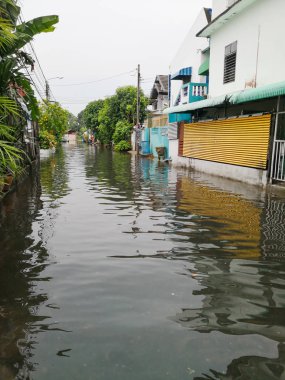 Bangkok, Tayland şiddetli yağmur dan sonra sular altında köy.