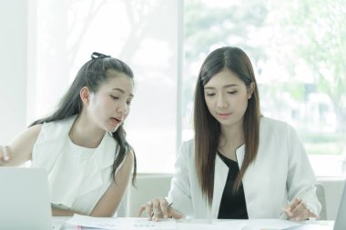 Ofiste ciddi anlamda birlikte çalışan kadınlar..