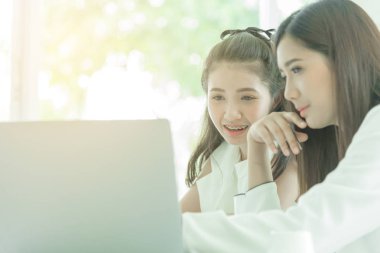 Ofiste ciddi anlamda birlikte çalışan kadınlar..