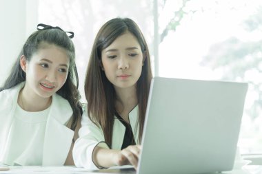 Ofiste ciddi anlamda birlikte çalışan kadınlar..