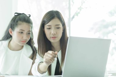 Ofiste ciddi anlamda birlikte çalışan kadınlar..