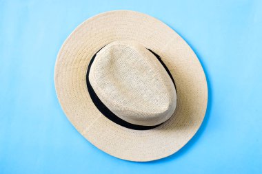 Üst görünümü düz beyaz şapka mavi arka planda izole yatıyordu.