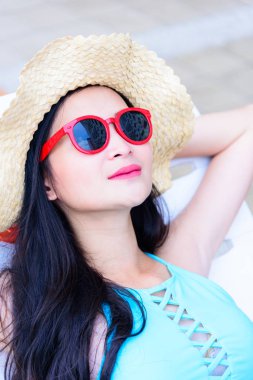 Seksi Asyalı kadın tatilde ve tatilde dinlenerek akşamları ve gün batımında uyur..