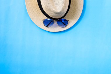 Üst görünümü düz beyaz şapka mavi arka planda izole yatıyordu.