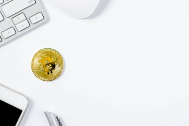 Üst görünümü düz ve beyaz zemin üzerinde izole altın bit para.