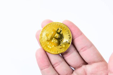 Beyaz arka planda izole edilmiş altın Bitcoin 'i tutan işadamı.