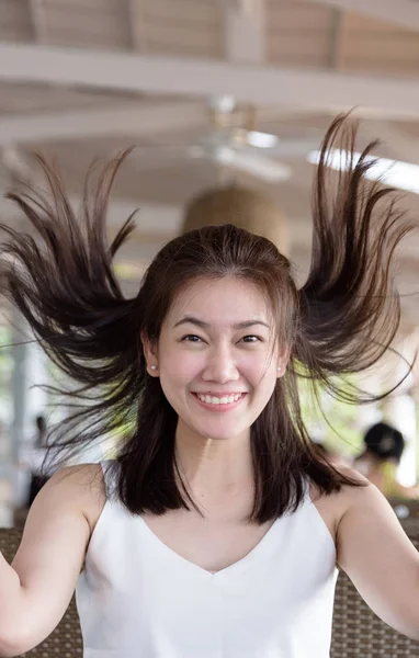 Mooie Aziatische Vrouw Heeft Gelukkig Lachen Bar Het Restaurant Voor — Stockfoto