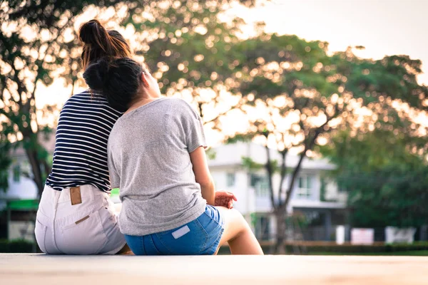 Una Coppia Ragazza Amore Guardando Insieme Con Tempo Del Tramonto — Foto Stock