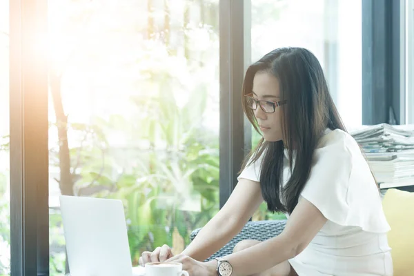 아름다운 아시아인 매력적 여성이 아침에 카페에서 장사를 노트북 컴퓨터로 행복하고 — 스톡 사진