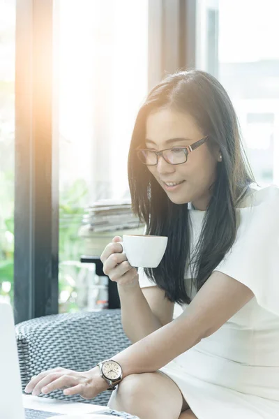 아름다운 아시아인 매력적 여성이 아침에 커피숍에서 커피를 마시며 행복하고 시간을 — 스톡 사진