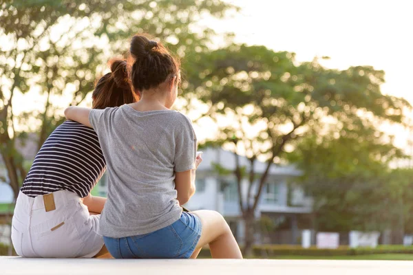 Ett Par Flicka Har Kärlek Och Ser Tillsammans Med Solnedgången — Stockfoto