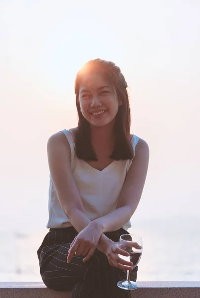 Mooie Aziatische Vrouw Heeft Een Glas Wijn Drinken Zee Strand — Stockfoto