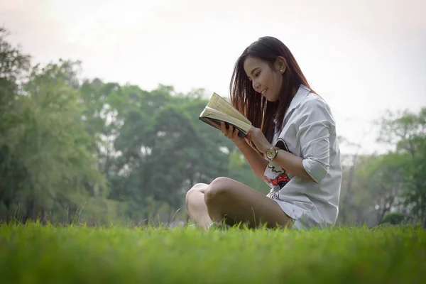Mooie Aziatische Vrouw Het Lezen Van Een Boek Tuin Met — Stockfoto